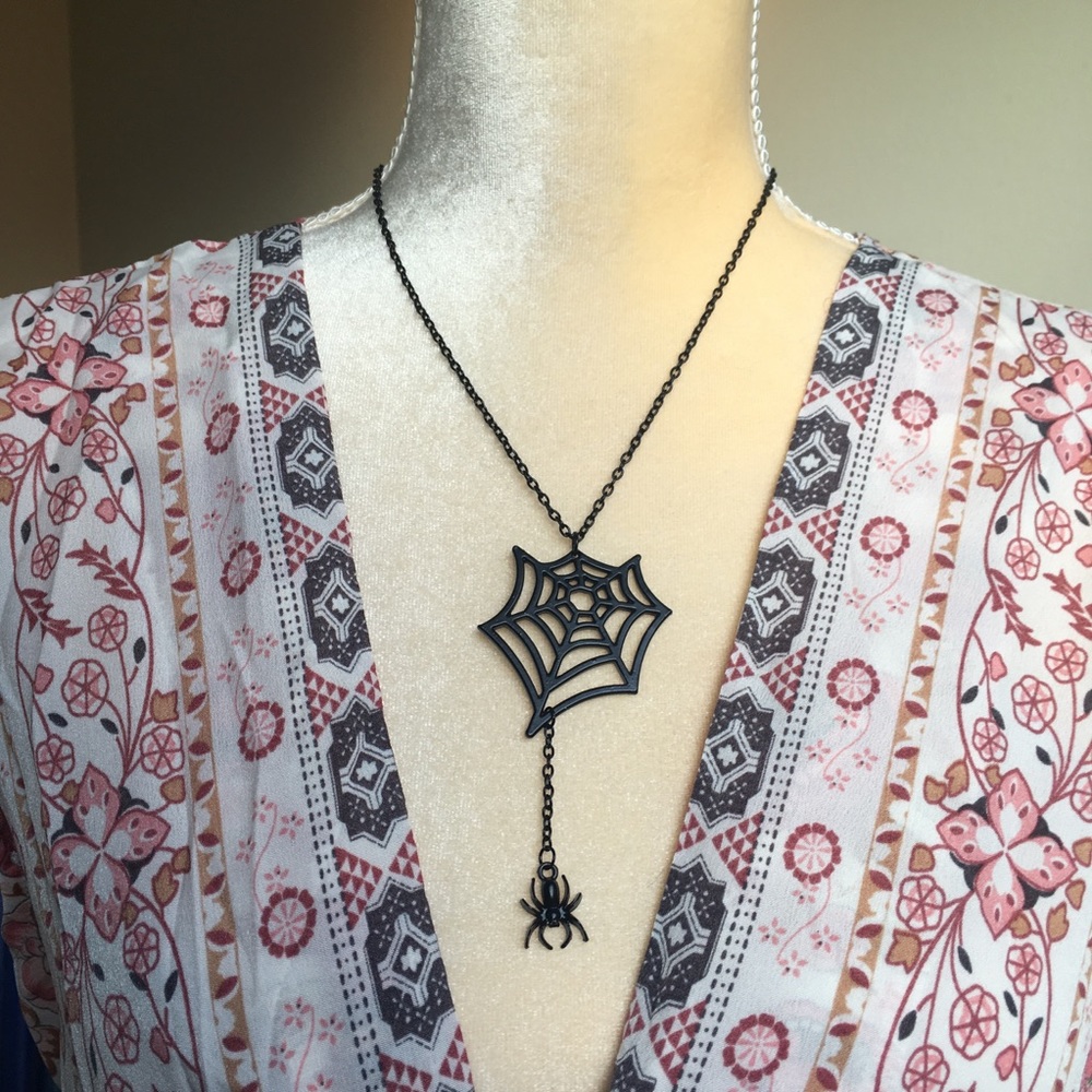 Spider web Halloween necklace, black & metal alloy